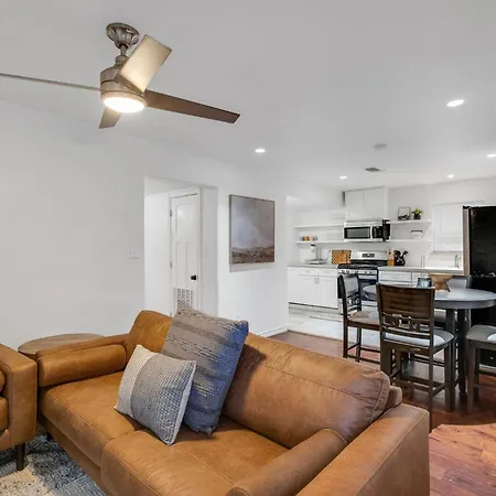Charming 2Br Denton Home, 5 Minutes To Square, Sleeps 6
